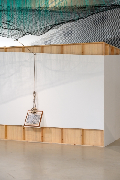 張致中「受邀廣東時代美術館策展《島亦有道 One Way Ashore, a Thousand Channels》參展計畫」展出作品:《珊瑚洲》(The Coral Island),漁網、海廢纜繩、珊瑚礁、⾦屬結構、雷射⽔平儀、現成物、數位印刷文件裱框,現地製作,依空間尺⼨⽽定,2020-2024
